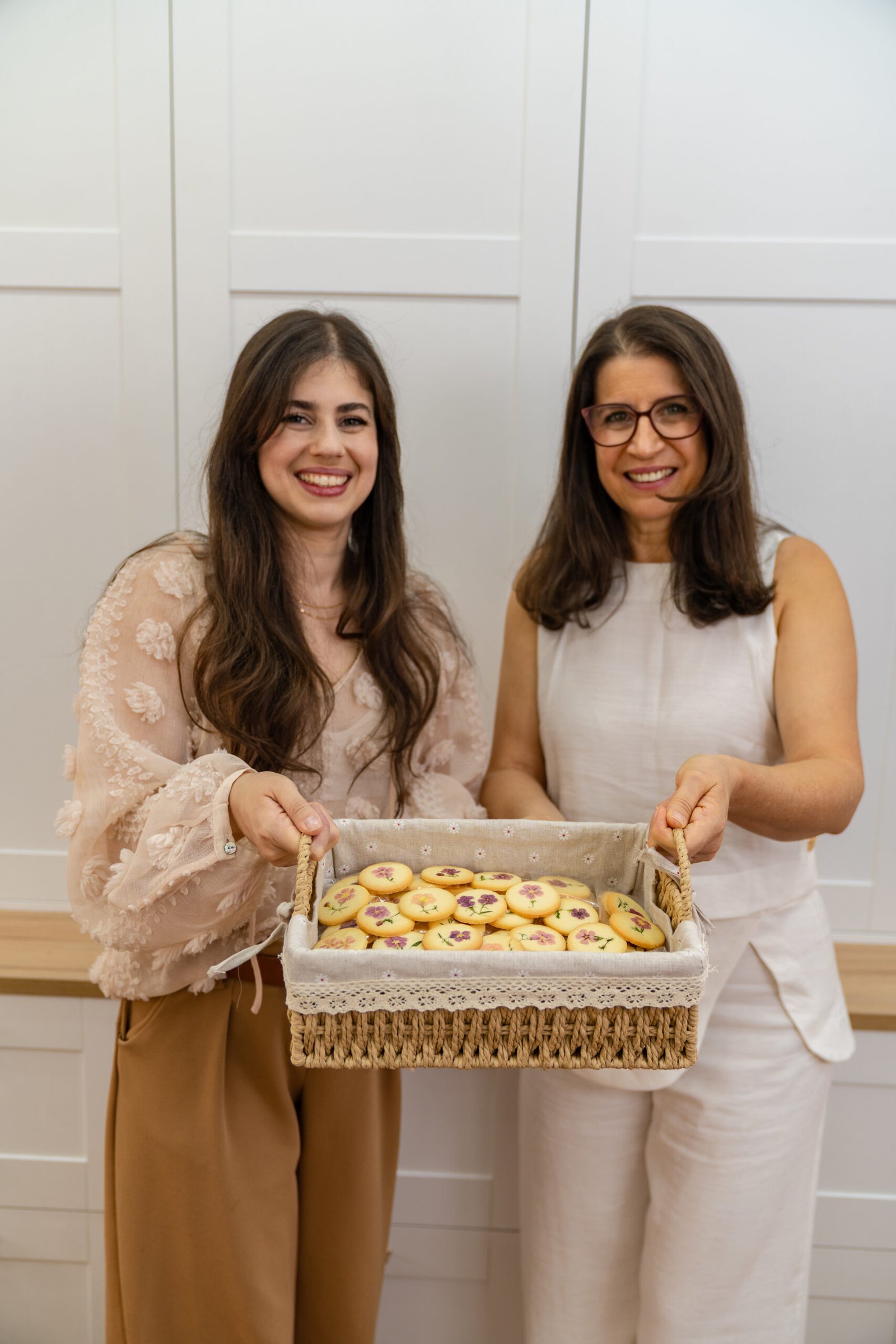 Andressa e Sandra com biscoitos decorados